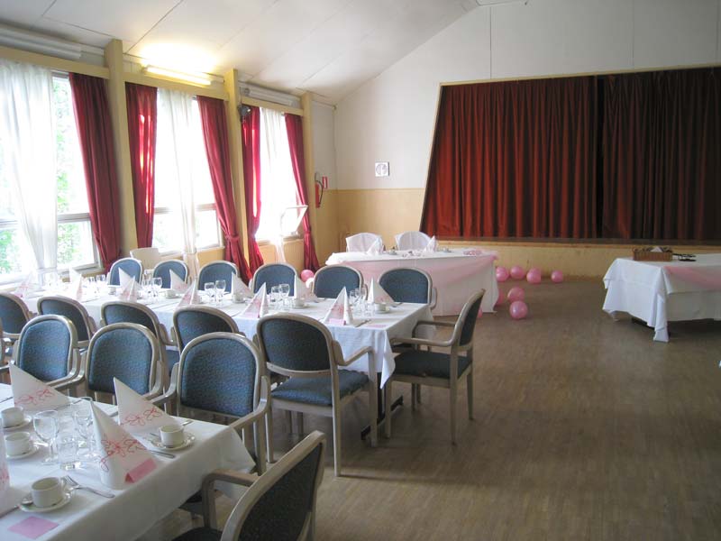 Vartiokylän työväentalo, näkymä lavalle päin.