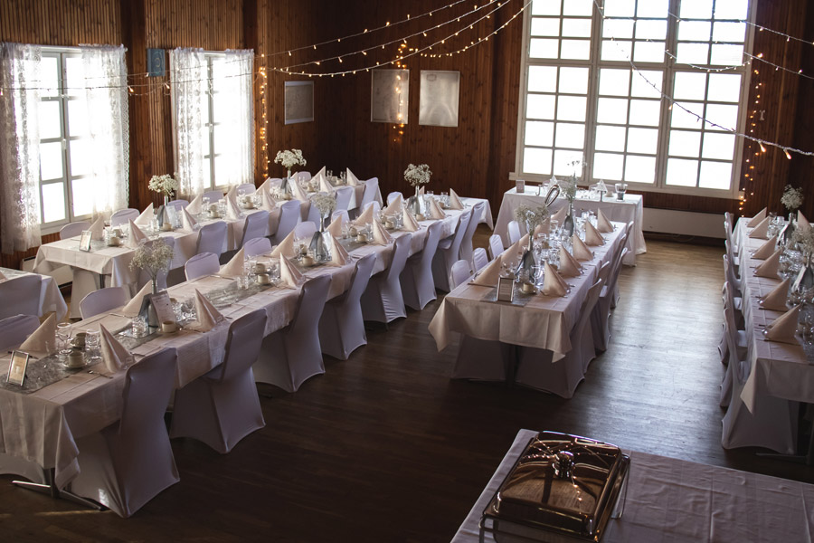 Pöytien asettelu ja hääkattaus.