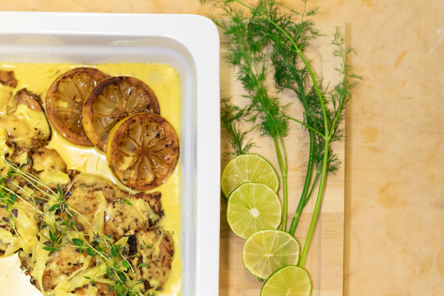 Kausimenu, kananpoikaa ja sahramifenkolikastiketta.