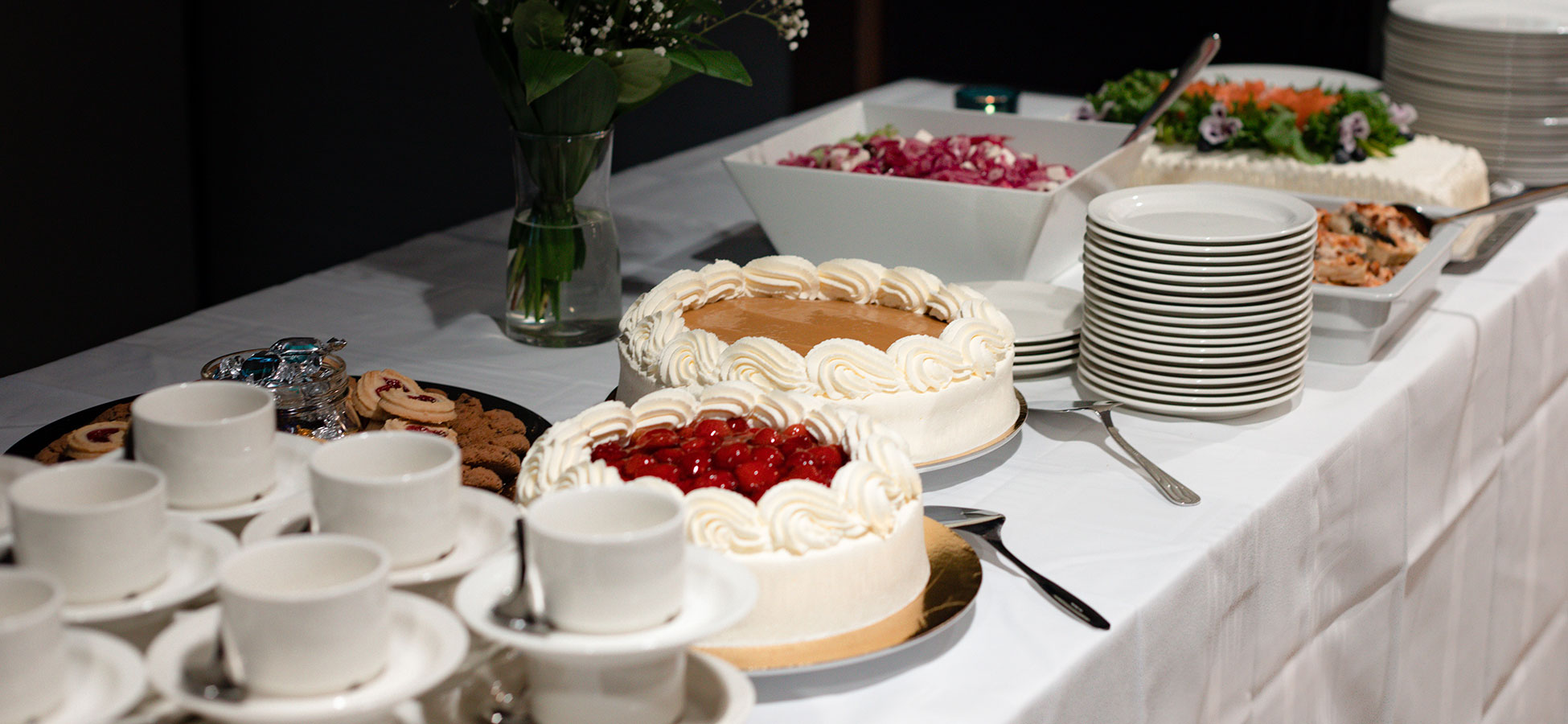 Muistotilaisuuden tarjoilut, noutopöytä, suolaista ja makeaa tarjottavaa