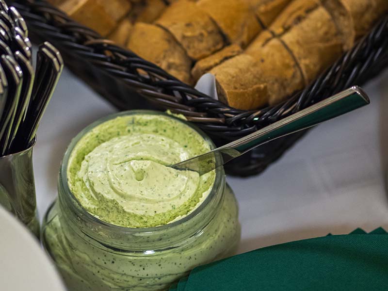 Leipää ja tuorejuusto-yrttilevite.