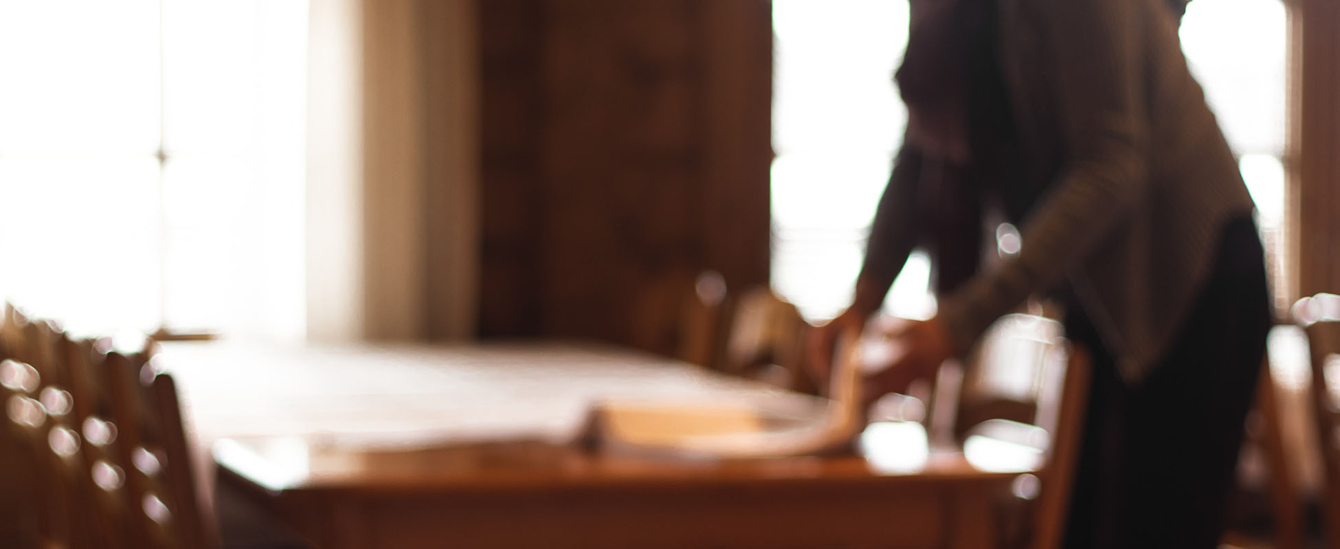 Tarjoilija aloittamassa kattausta.