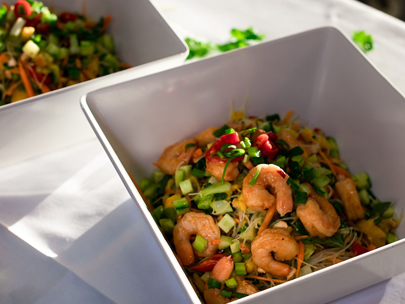 Vietnamilaista mango-nuudelisalaattia, jättikatkarapuja, paahdettua pähkinää