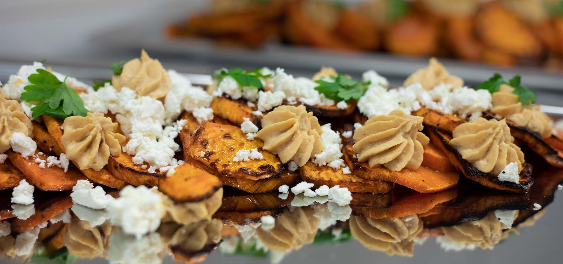 Grillattua bataattia, chilihummusta, murustettua fetaa.