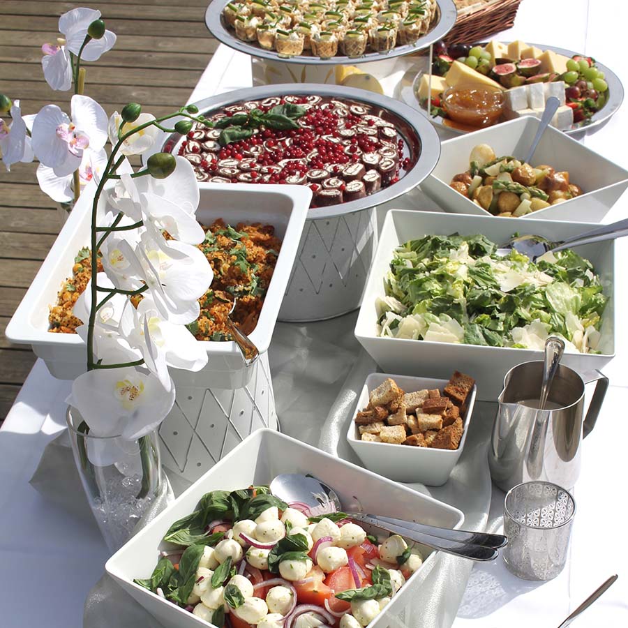 Kesäinen haarukkabuffetpöytä.