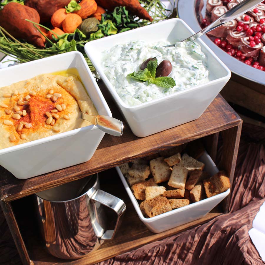 Haatukkabuffet, hummus ja tsatsiki.