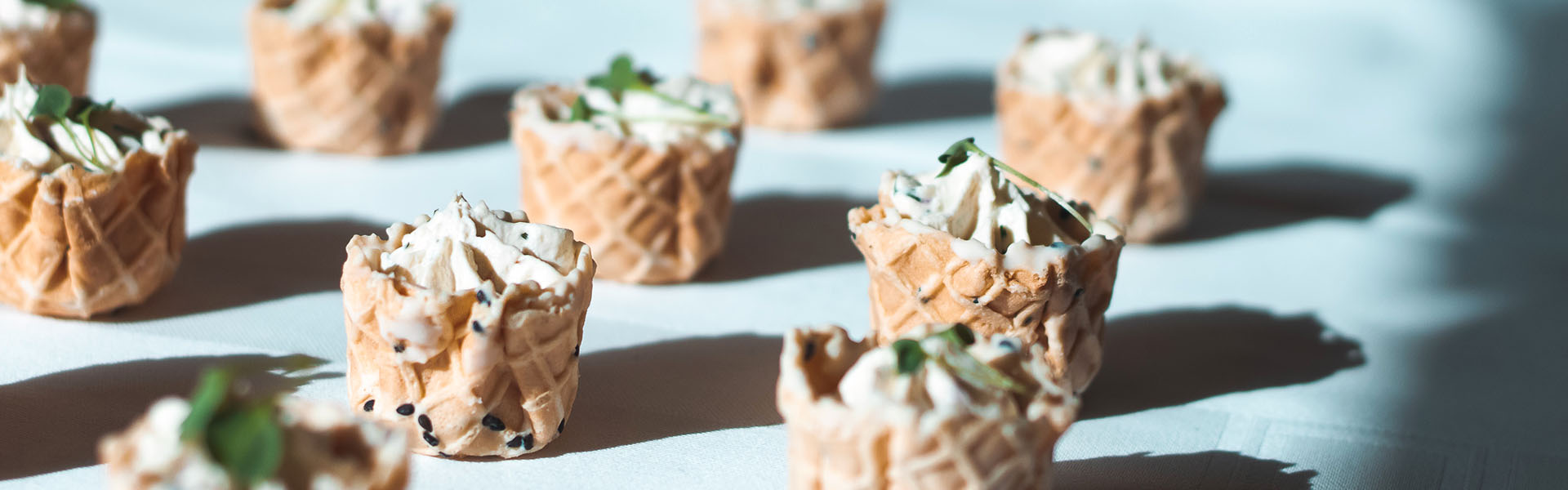 Savusiikamoussea cocktailkorissa.