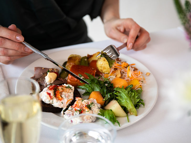 Kun järjestät juhlat kotona, niin tilaa catering meiltä ja voit keskittyä itse juhliin.