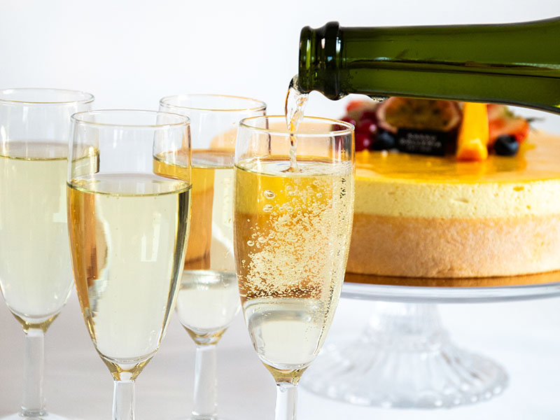 Helpot ja vaivattomat syntymäpäivät, kun on catering hoitamassa juhlien tarjoilut.